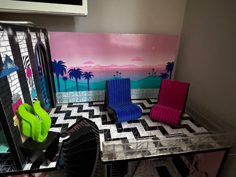 Lol Omg doll house