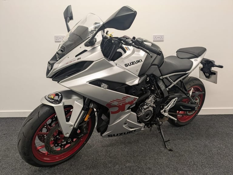 SUZUKI GSX8R ** FULL DOCUMENTED SERVICE HISTORY - QUICK SHIFT - BOTH BOOKS **