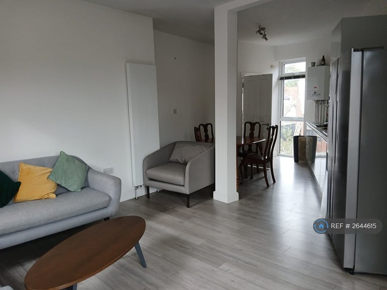 1 bedroom flat in Vale Road, London, N4 (1 bed) (#2644615)