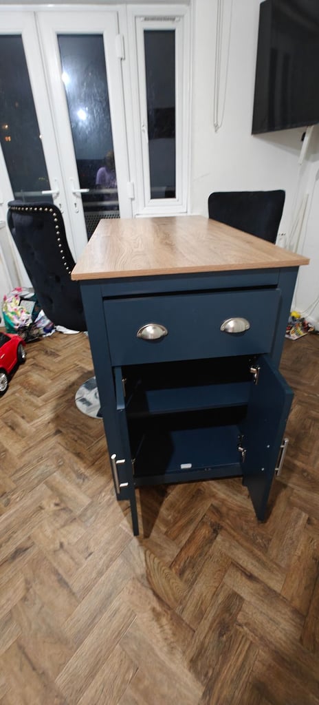 Breakfast bar with two high velvet chairs