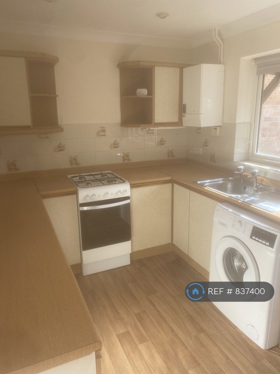 2 bedroom house in Warbreck Drive, Reading, RG31 (2 bed) (#837400)