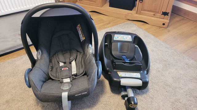 Maxi Cosi car seat and isofix base in Stirling Gumtree