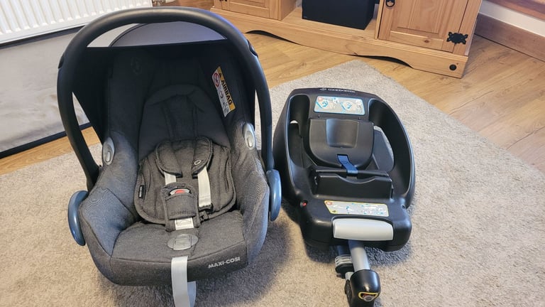 Maxi Cosi car seat and isofix base