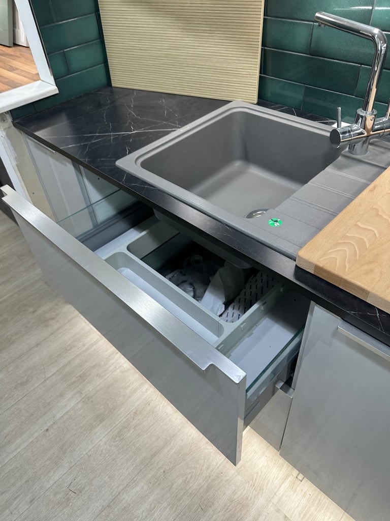 Ex-Display Symphony Gloss Platinum Kitchen – Complete with Appliances, Worktops & Lighting