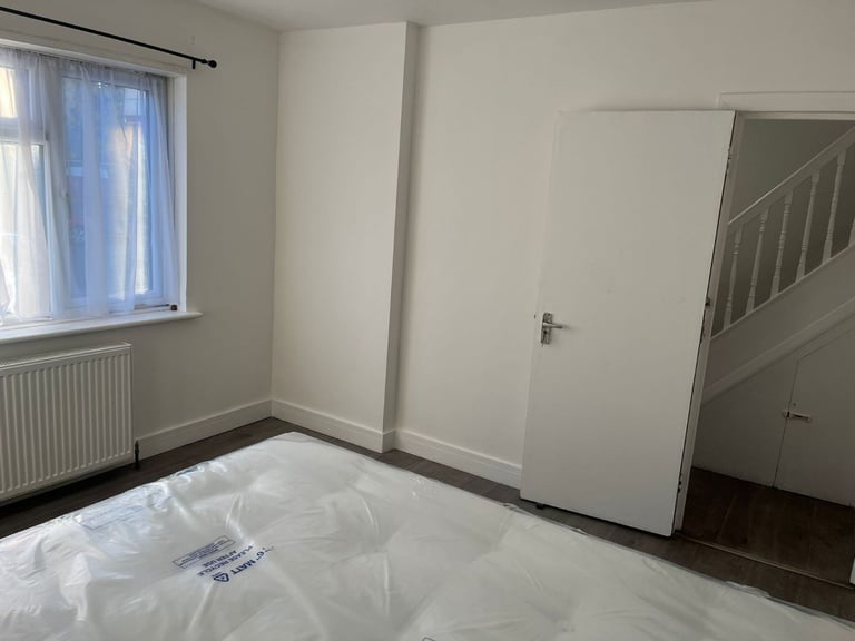 Spacious & Cosy Ensuite Room for Rent in - UB5 6LQ