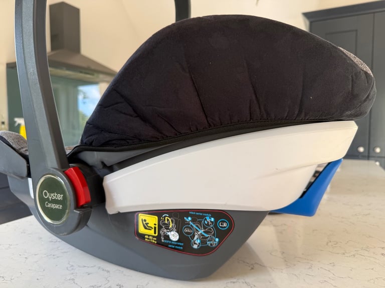 Oyster Carapace car seat and isofix base