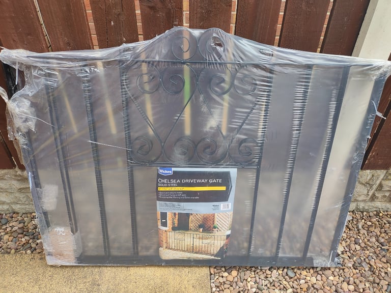 New Double steel gates in Black 8' x 2'11.5" (2438mm x 900mm)