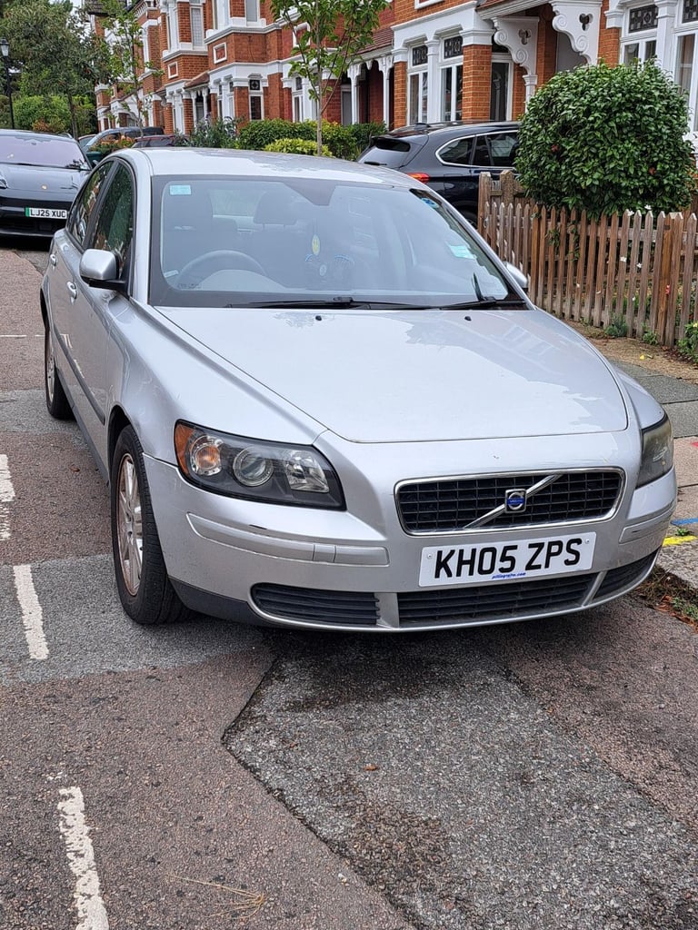 Low mileage 2005 Volvo S40 2.4SE semi-automatic with long service history, ULEZ compliant
