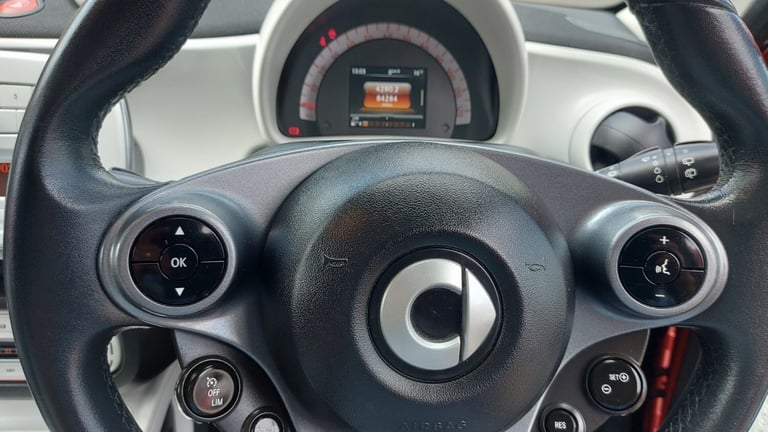 RED SMART FORFOUR 1.0 PASSION FREE TAX ALLOYS BLUETOOTH CRUISE 84K FSH 2015