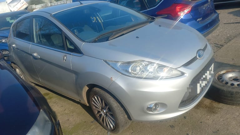Breaking spare parts Ford fiesta mk7 silver zetec 