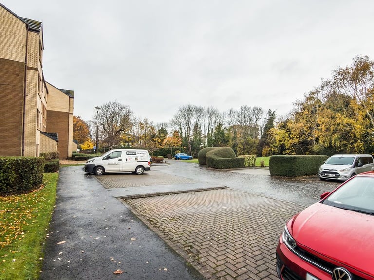 Contemporary, 2 bedroom flat in Morningside, with flexible furnishings – available NOW