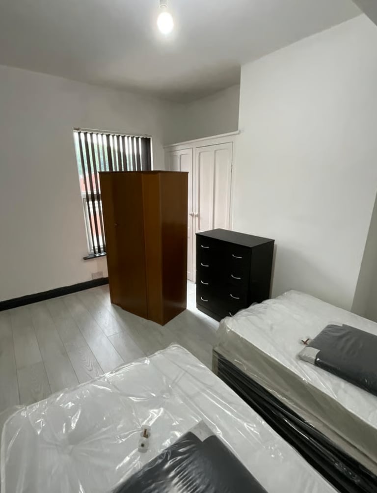 3-Double Bedroom Flat | Fully Furnished | Fitted Kitchen | Parking |  Woodsley Road, Leeds - LS3