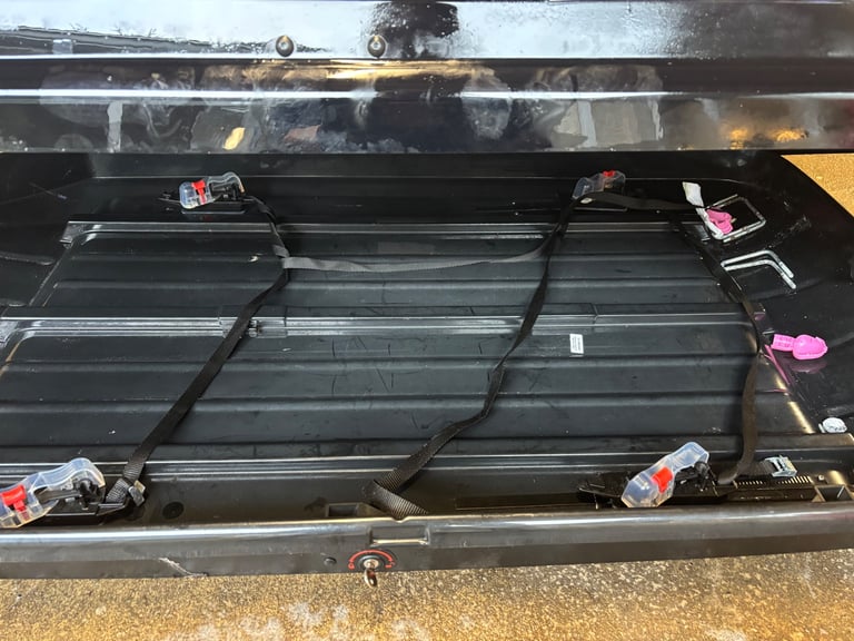 Exodus roofbox 470L & roof rails 47”