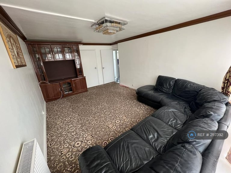 3 bedroom flat in Glebelands Road, Feltham, TW14 (3 bed) (#2117392)