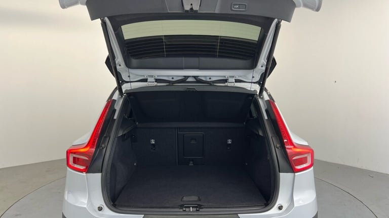 2021 Volvo XC40 R-Design, T3 automatic (Power Tailgate, Rear Park Assist) Estate Petrol Automatic