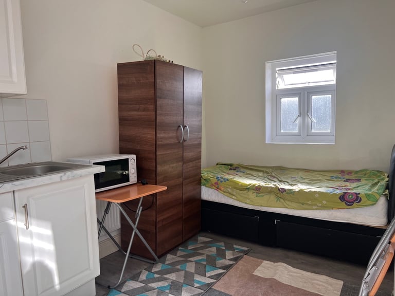 Studio flat to rent in Romford RM7
