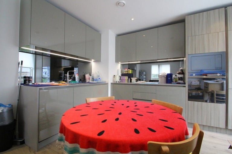 Chain Free! Hane Estate Agents offer a modern 2 bedroom 1st floor flat with a private balcony