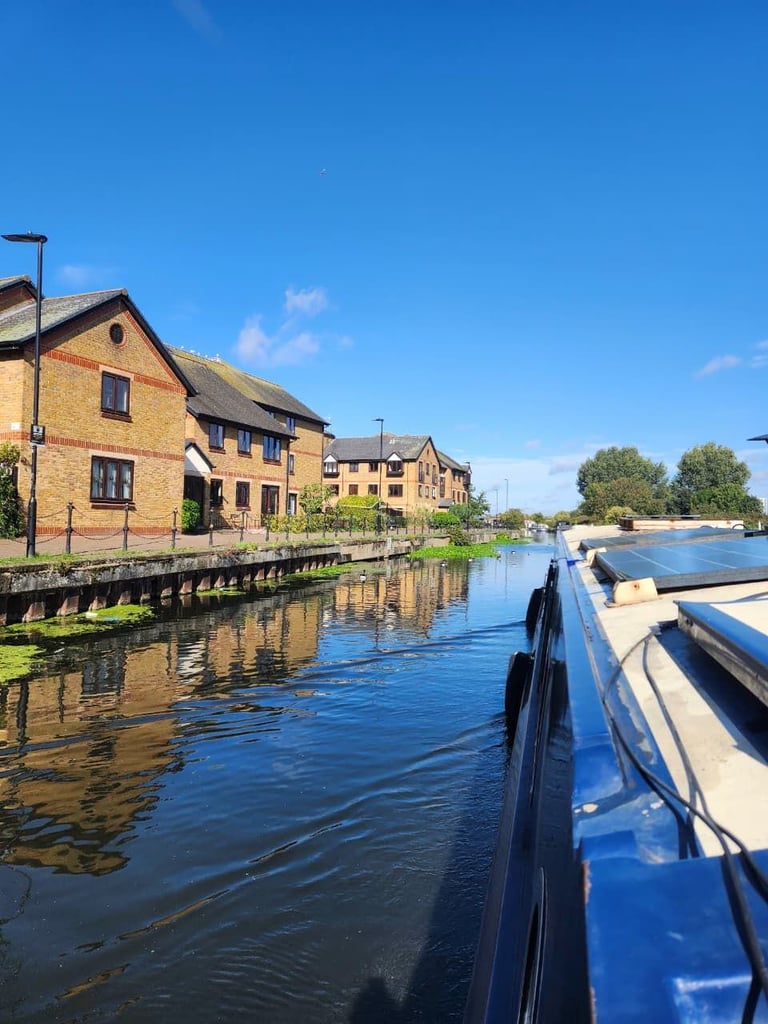 Large Widebeam boat - 2 bedrooms - 2 bathrooms, incl an ensuite - all bills incl - E14 8EG