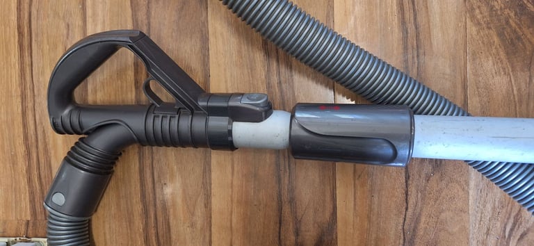 DC19 dyson vacuum cleaner,body & hose and pipe only.very strong 