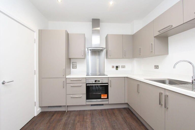 Room in flatshare very nice available now