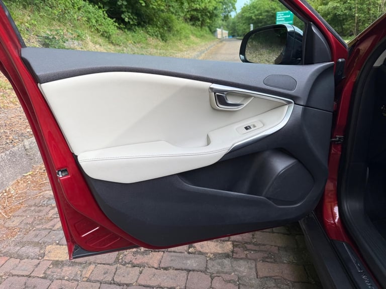 2014 Volvo V40 Cross Country 1.6 D2 Lux Powershift Euro 5 (s/s) 5dr HATCHBACK Diesel Automatic