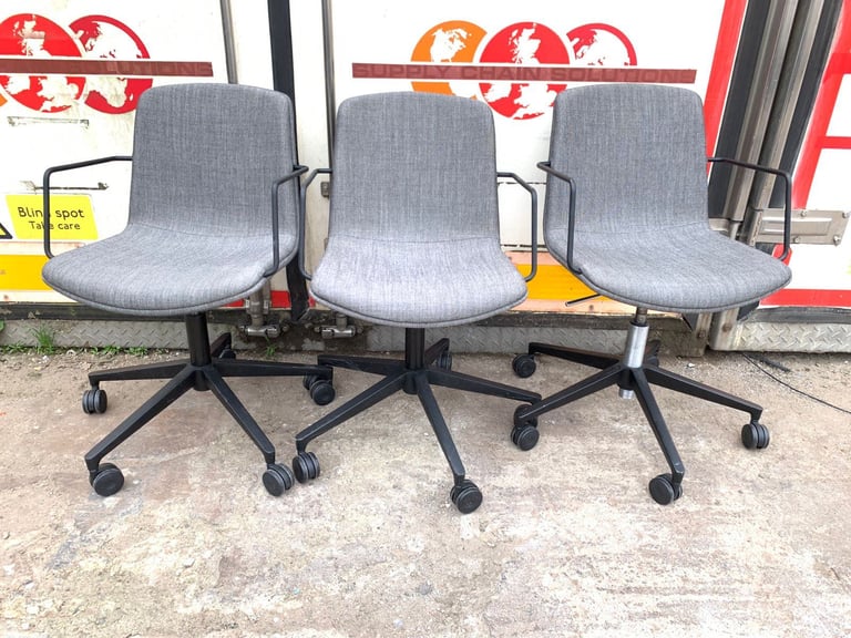 image for Vitra Mynt office chair with a gray upholstered seat and black base in excellent condition ()