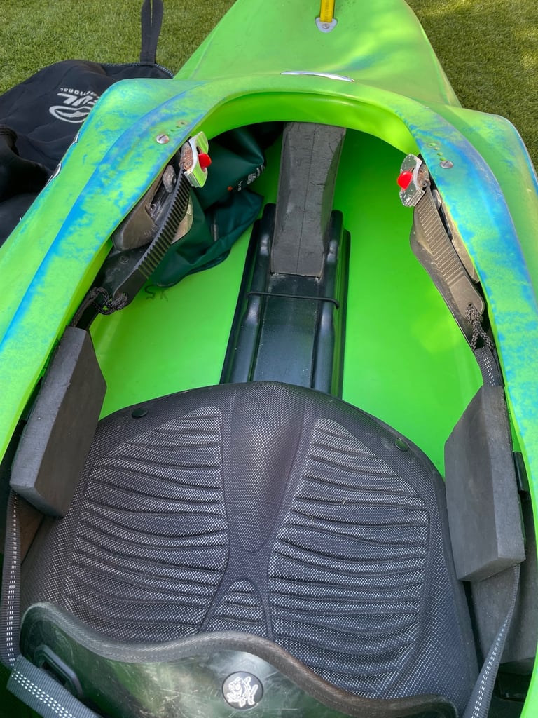 Pyranha i:3 kayak 222 with Robson Green carbon fibre Paddle and life jacket 