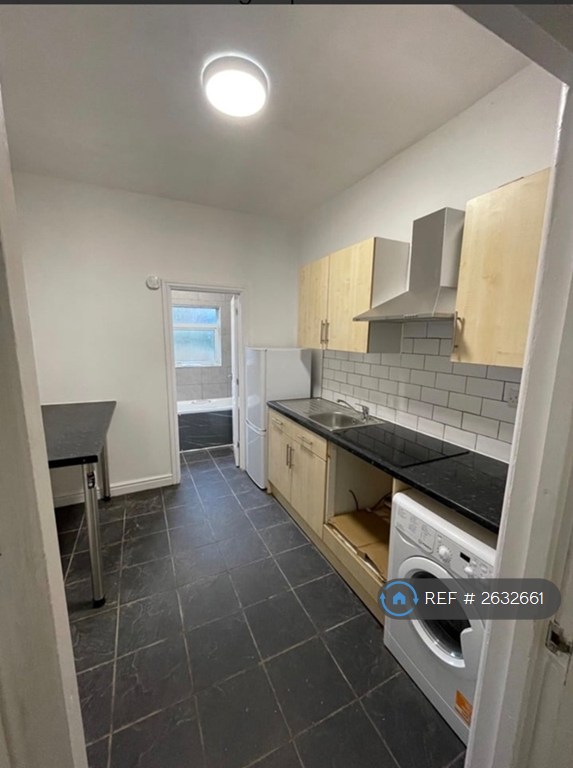 1 bedroom flat in Bolingbroke Road, Coventry, CV3 (1 bed) (#2632661)