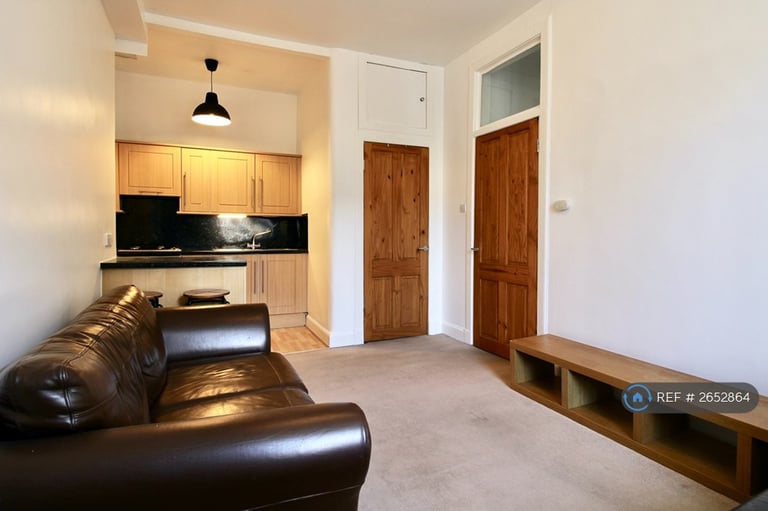 1 bedroom flat in Dalgety Street, Edinburgh, EH7 (1 bed) (#2652864)