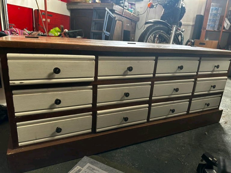 Pine chest with drawers 