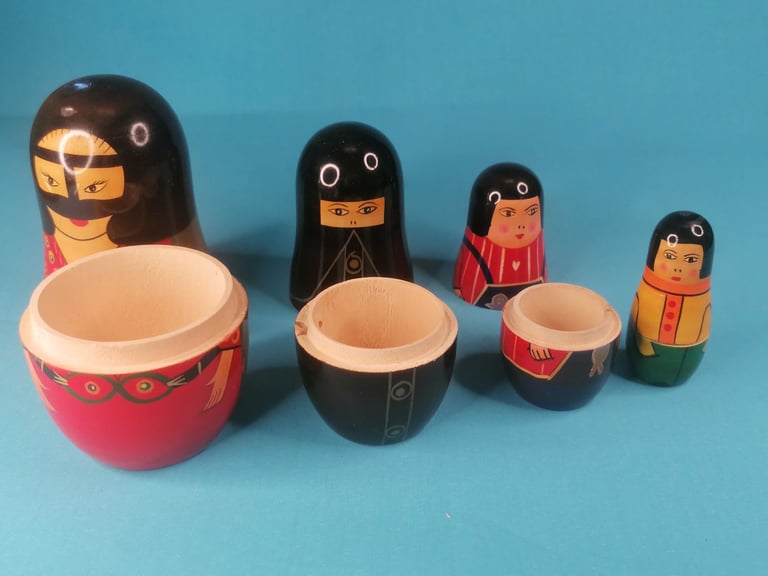 Beautiful Vintage Nestling Dolls , 5 dolls.  Bigger one  5,5inch smaller 1,5 inch.