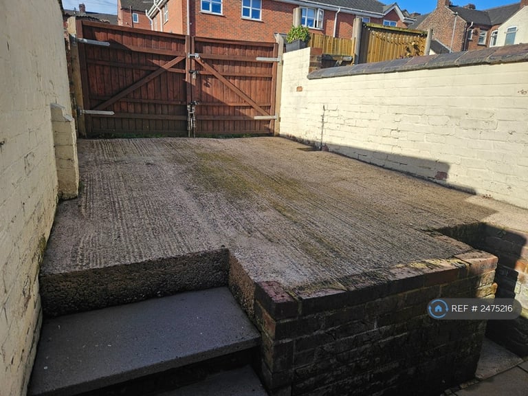 2 bedroom house in Saturn Road, Stoke-On-Trent, ST6 (2 bed) (#2475216)