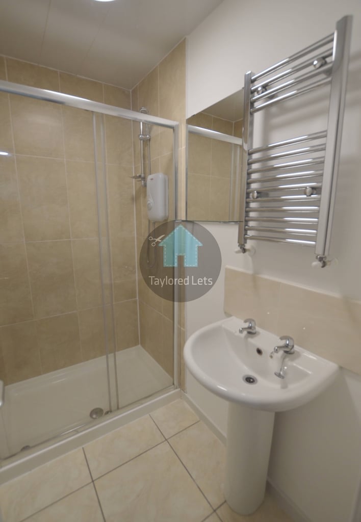 ONE BEDROOM AVAILABLE TO RENT IN A STUDENT HOUSE SHARE IN HEATON - £91PPPW