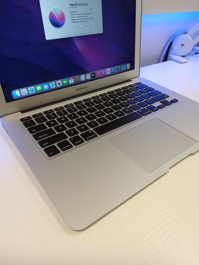 **APPLE MACBOOK AIR 13.3 INCH - 1.8GHZ I5 - 128GB SSD - 8GB RAM -MQD32B/A 2017**