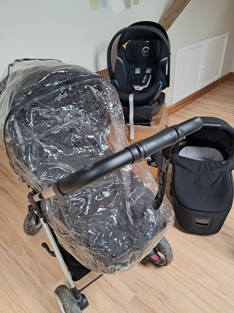 Mamas & Papas Flip XT2 travel system pushcair in Black/Grey (7piece - including car seat)