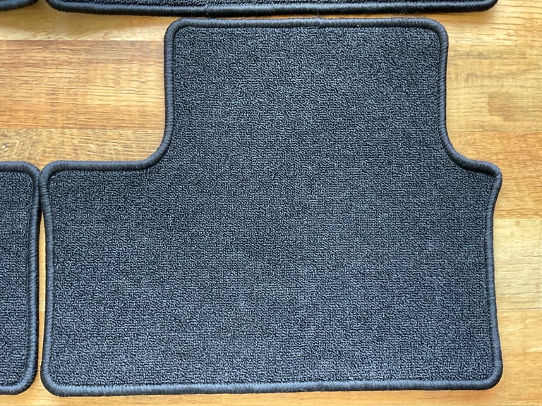 ***READ FULLY*** - As New Genuine Renault Clio Mark 5 (V) Car Mats