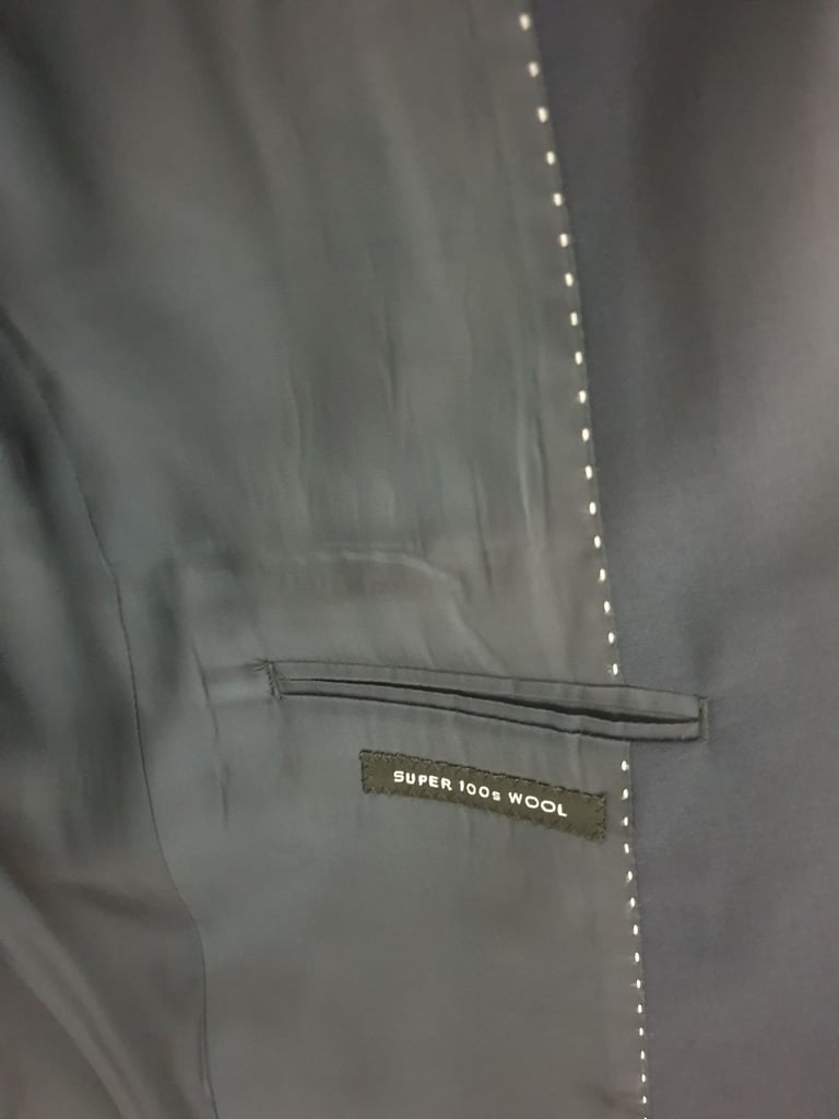 DKNY Men's Slim Fit Suit. 100 % Wool - Navy. Jacket - Chest : 36S. Trouser : 30S.