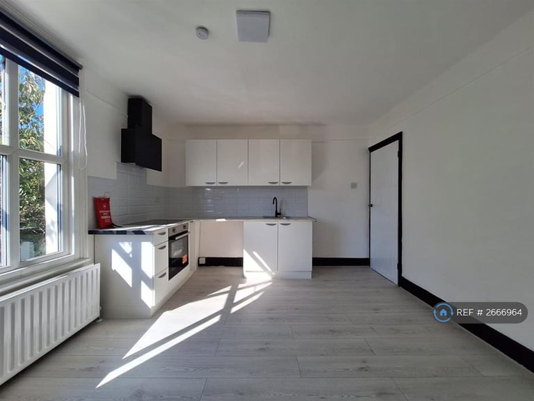 3 bedroom flat in St. Lukes Road, Maidstone, ME14 (3 bed) (#2666964)