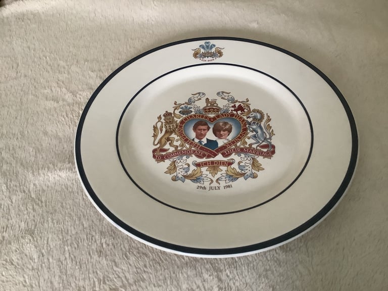 VINTAGE CHARLES AND DIANA COMMEMORATIVE PLATE 1981