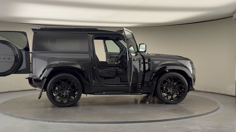2025 Land Rover Defender 3.0 D250 X-Dynamic SE 90 3dr Auto ESTATE DIESEL Automatic