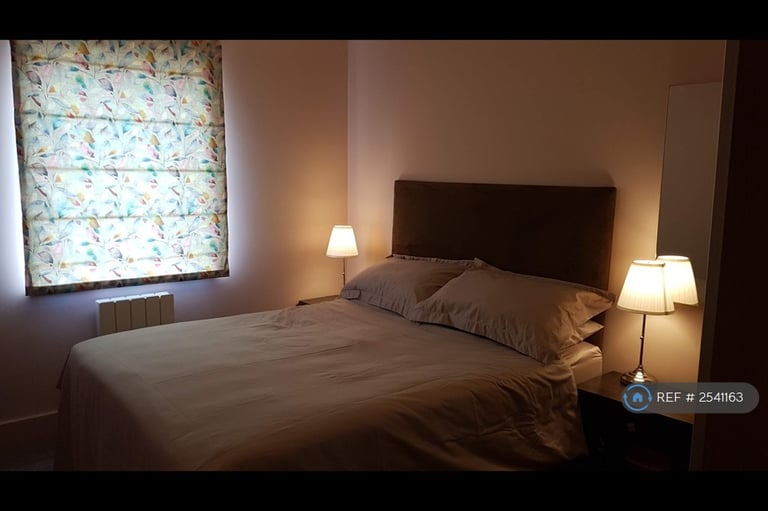 2 bedroom flat in Falcon Drive, Cardiff, CF10 (2 bed) (#2541163)