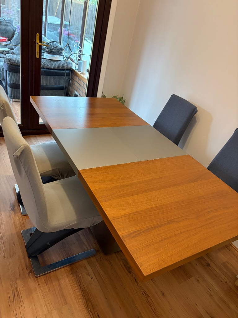 Extendable 4-8 People Dining table and 4 chairs