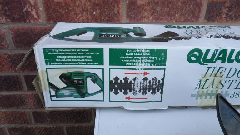 QUALCAST HM380 HEDGE MASTER CORDED 230V 350W complete with original box.