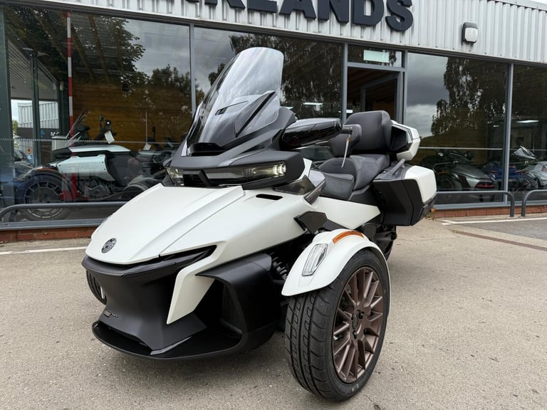 image for 2025 Can-Am Spyder RT Sea to Sky1330cc 6 speed semi auto trike White