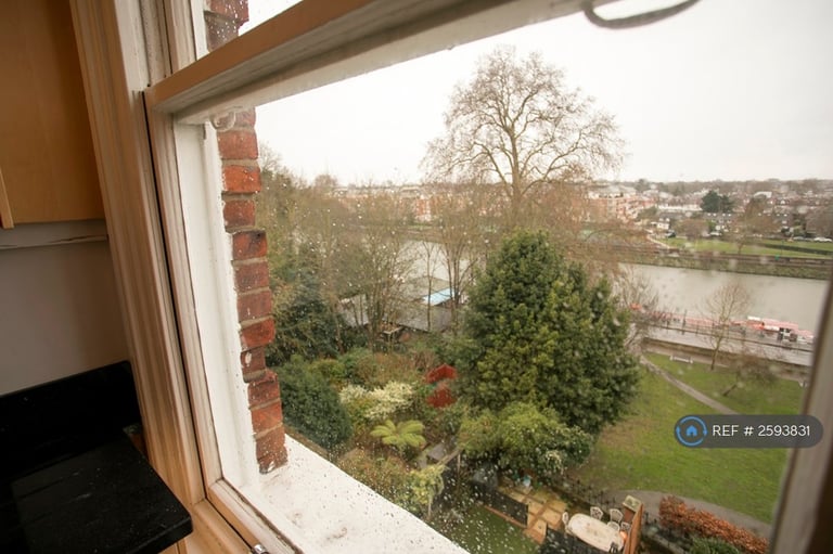 3 bedroom flat in Petersham Road, Richmond, Surrey, TW10 (3 bed) (#2593831)