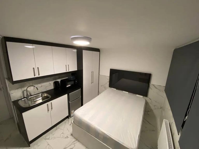 R2HMO/SL Modern 6 Bed House in Uxbridge UB8