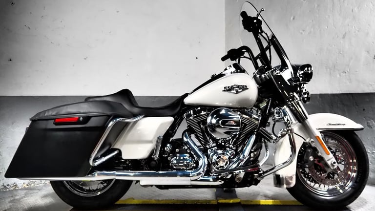 image for 2014 Harley-Davidson FLHRC Roadking ,Stage 1 ,Vance & Hines ,some nice extras 