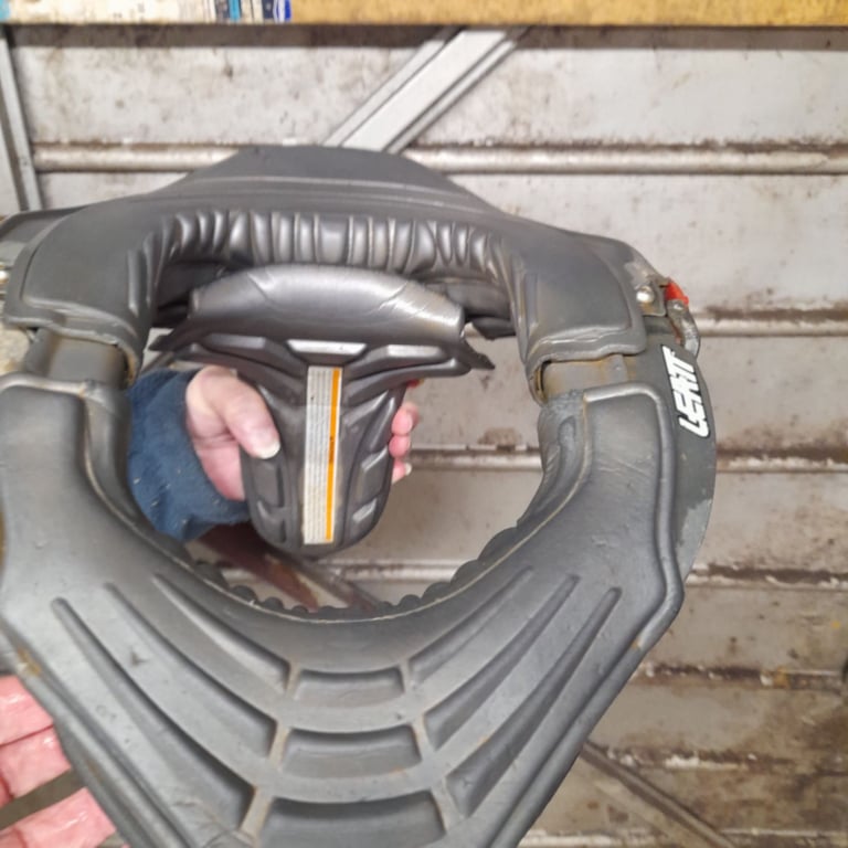 Motocross leatt neckbrace medium 