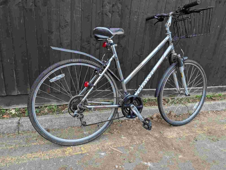image for Lightweight Aluminium Giant Cypress SE Hybrid bike in good condition with front basket