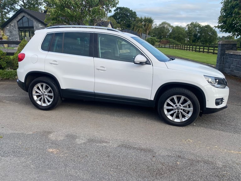 image for 2012 Volkswagen Tiguan 2.0tdi 4motion 77000 ful year mot panaramic glass sunroof mint car